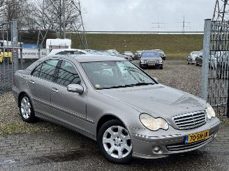 Damaged car Mercedes C-klasse c220 CDI Elegance 2006/3