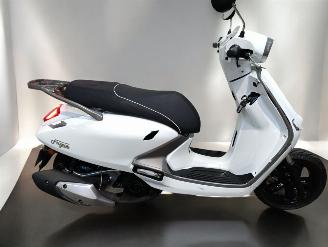 krockskadad bil bromfiets Sym  FUGUE 2025/7