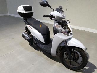 krockskadad bil bromfiets Honda  SH A 2012/6