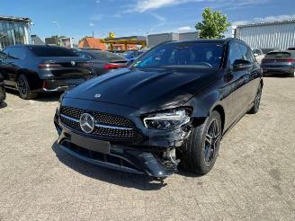 Mercedes E-klasse 300 T AMG Lin *PANO - NAVI - KAM* picture 6