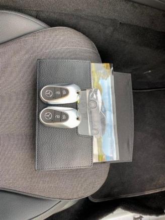 Mercedes E-klasse 300 T Avantgard * KAM - AHK - NAV * picture 32