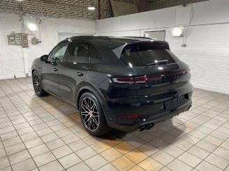 damaged passenger cars Porsche Cayenne E-Hybrid Black Edition PANO/CHRONO/BOSE 2025/10