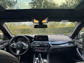 BMW 5-serie M550 5 Touring M550 d xDrive Panorama Trekhaak HUD !! picture 18