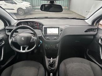 Peugeot 208  picture 6