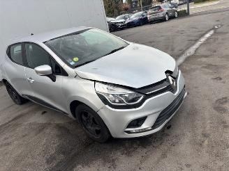krockskadad bil auto Renault Clio  2017/12