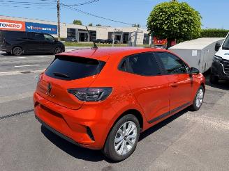 Vaurioauto  passenger cars Renault Clio  2025/10