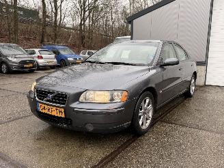 uszkodzony samochody osobowe Volvo S-60 2.0T MOMENTUM AUTOMAAT! RIJDBAAR 2005/1
