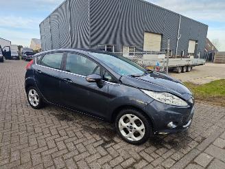 krockskadad bil auto Ford Fiesta 1.4 Titanium met kleine schade 2010/1