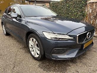 uszkodzony samochody osobowe Volvo V-60 2.0 B4 Momentum Business AUTOMAAT MET ELEKTRICITEIT-MOTOR 2022/3