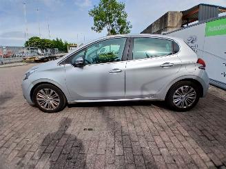 Peugeot 208  picture 11