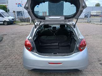 Peugeot 208  picture 8