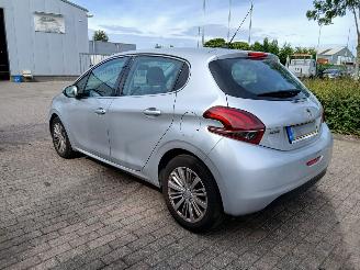 Peugeot 208  picture 9