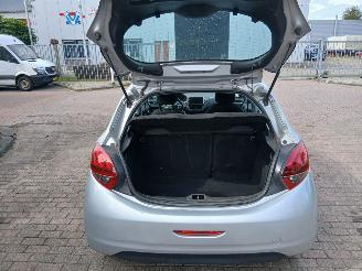 Peugeot 208  picture 7