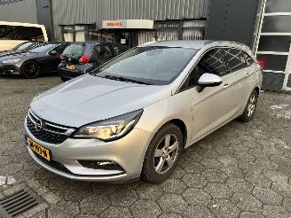 krockskadad bil auto Opel Astra SPORTS TOURER+ 1.4 Innovation 2016/5