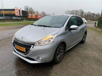 Coche accidentado Peugeot 208 1.2 Vti 12V PureTech 82 Hatchback  Benzine 1.199cc 60kW (82pk) FWD 2012-03/2019-12 (CAHMZ; CCHMZ) EB2F; HMZ 2013/3