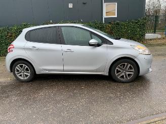 Peugeot 208 1.2 Vti 12V PureTech 82 Hatchback  Benzine 1.199cc 60kW (82pk) FWD 2012-03/2019-12 (CAHMZ; CCHMZ) EB2F; HMZ picture 4