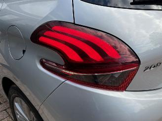 Peugeot 208 1.2 PureTech Style 5 deurs | Navi Lm-velgen Pdc picture 12