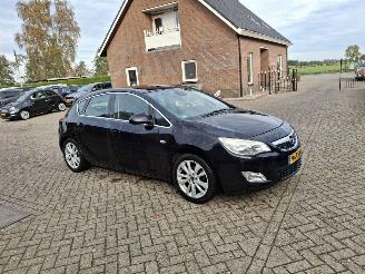 Coche accidentado Opel Astra 1.4i  140pk cosmo  leer   navi 2010/6