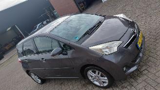 krockskadad bil auto Toyota Verso S 1.3 vvti   73kw  automaat   navi 2012/2