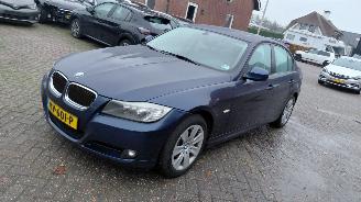 Vaurioauto  passenger cars BMW 3-serie 320i automaat  airco 2011/2