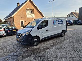 krockskadad bil bedrijf Nissan NV300 1.6 dci  125pk lang  airco navi 2019/6
