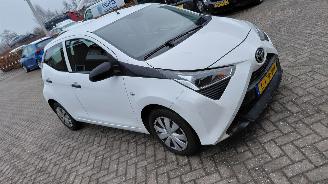 damaged passenger cars Toyota Aygo 1.0i vtti x fun airco 2021/8