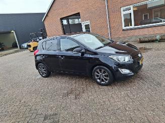 Vaurioauto  passenger cars Hyundai I-20 1.2i 5drs airco   86pk 2014/8