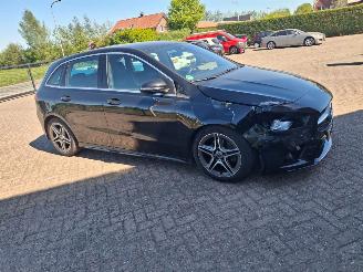 Auto incidentate Mercedes B-klasse 180d  116pk navi clima amg uitvoering 2019/8