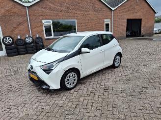 Vaurioauto  passenger cars Toyota Aygo 1.0 vvti x play   navi  cruiscontral airco 2021/5