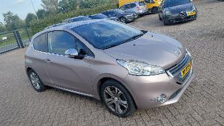 krockskadad bil auto Peugeot 208 1.2 vti  82pk leer pano   navi 2012/8