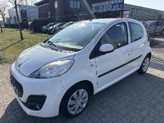 skadebil auto Peugeot 107 1.0 ACTIVE RIJDBAAR 104000 KM BOUWJAAR 2014 SCHERP 2200 EURO 2014/1