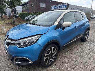 Damaged car Renault Captur 1.2 TCE DYNAMIQUE AUTOMAAT RIJDBAAR BOUWJAAR 2016  6500 EURO 2016/12