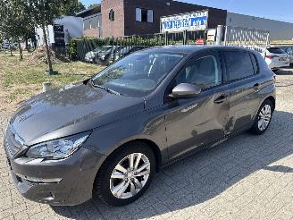 Vaurioauto  passenger cars Peugeot 308 1.2 PURE TECH EXECUTIVE LICHTE SCHADE! BOUWJAAR 2016 3999 EURO 2016/9