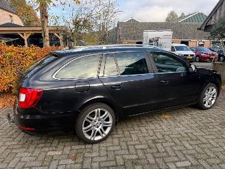 Coche accidentado Skoda Superb 1.6 TDI NAVI CRUISE STOELVERWARMING PDC TREKHAAK 2013/4