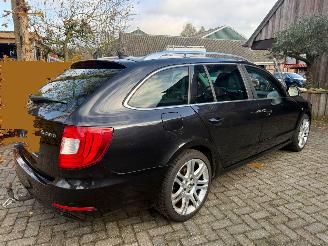 damaged passenger cars Skoda Superb 1.6 TDI NAVI CRUISE STOELVERWARMING PDC TREKHAAK 2013/4