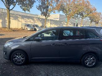Ford Grand C-Max Titanium MOTOR schade picture 4