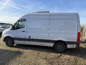 krockskadad bil auto Mercedes Sprinter 317 CDi Automaat L2 -H2. Koelwagen Dag & Nachtkoeling 2025/4