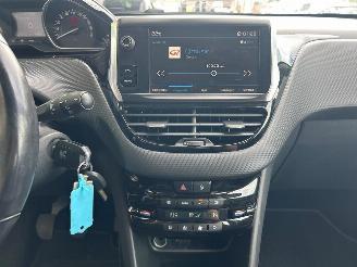 Peugeot 2008 1.2 PureTech Allure picture 21