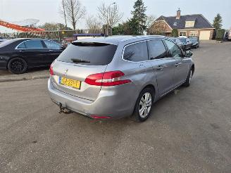 Schadeauto Peugeot 308 SW 1.2 12v 2015/8
