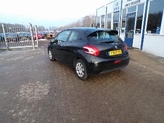 Peugeot 208 1.0VTI 16v picture 3
