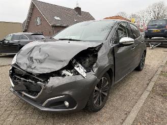 damaged passenger cars Peugeot 208  2019/1