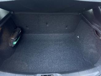 Volvo V-40 1.6 T2 GTDi 16V Hatchback 4Dr Benzine 1.596cc 88kW (120pk) FWD picture 27