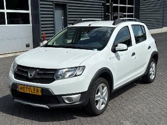 Damaged car Dacia Sandero Stepway 0.9 TCE 12V Hatchback  Benzine 898cc 66kW (90pk) FWD 2015/5