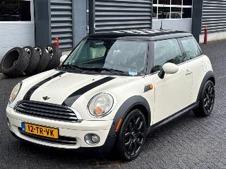 uszkodzony samochody osobowe Mini Cooper 1.6 16V Cooper Hatchback  Benzine 1.598cc 88kW (120pk) FWD 2007/1