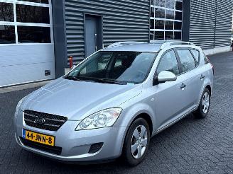 skadebil auto Kia Cee d 1.4 16V Combi/o  Benzine 1.396cc 80kW (109pk) FWD 2009/7