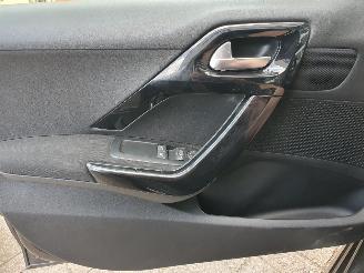 Peugeot 208 1.2 PureTech Signature picture 12