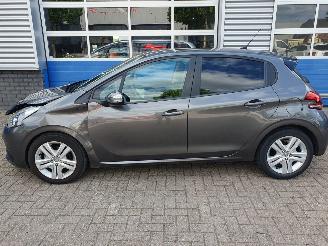 Peugeot 208 1.2 PureTech Signature picture 2