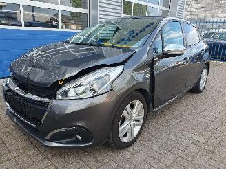 skadebil auto Peugeot 208 1.2 PureTech Signature 2019/7