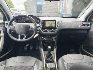 Peugeot 2008 1.2 PureTech Urban Cross picture 18