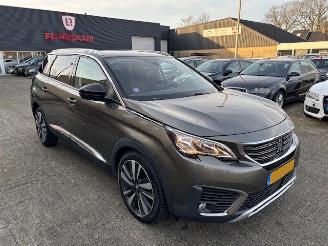 Vaurioauto  passenger cars Peugeot 5008 1.2 Puretech Premium 2020/1